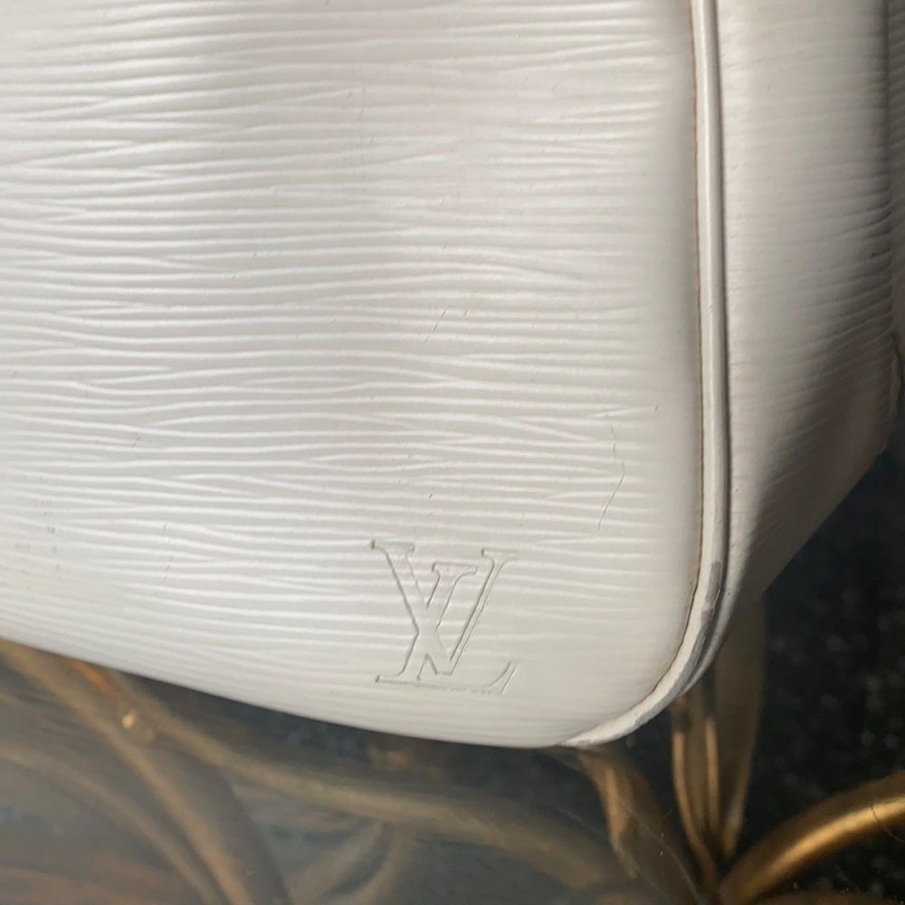 - Louis Vuitton White Epi Leather Passy GM Bag - Picture 5 of 12